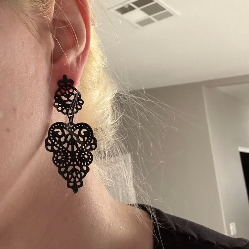 Hollow Out Vintage Style Black Lace Dangle Earrings - Picture 5 of 6
